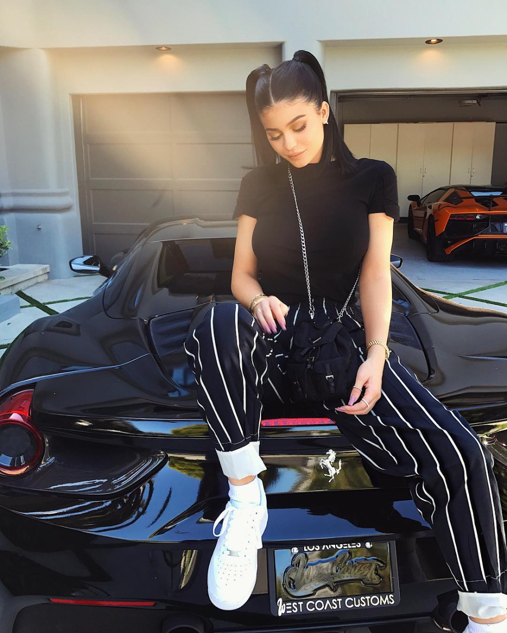 Thương hiệu siêu xe Thương hiệu siêu xe ngựa chồm, em gái cô Kim siêu vòng ba còn có một chiếc Ferrari 488 Spider màu đen.