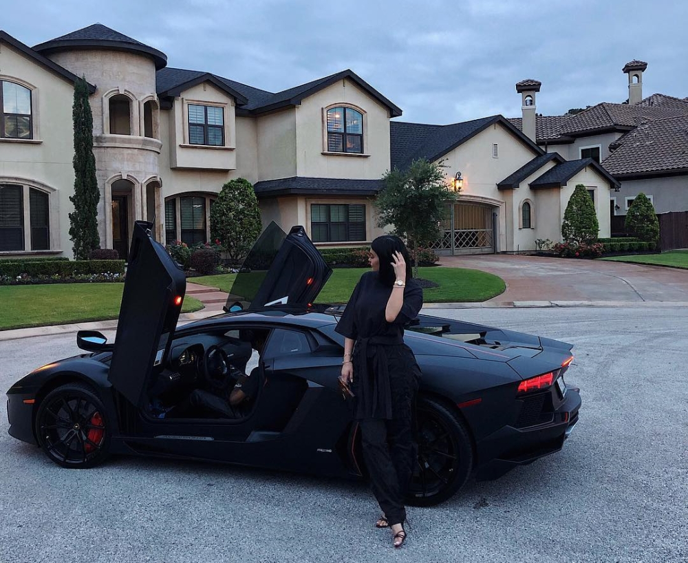 Kylie Jenner cùng với một chiếc siêu xe Lamborghini Aventador LP700-4 đen nhám Kylie Jenner cùng với một chiếc siêu xe Lamborghini Aventador LP700-4 đen nhám