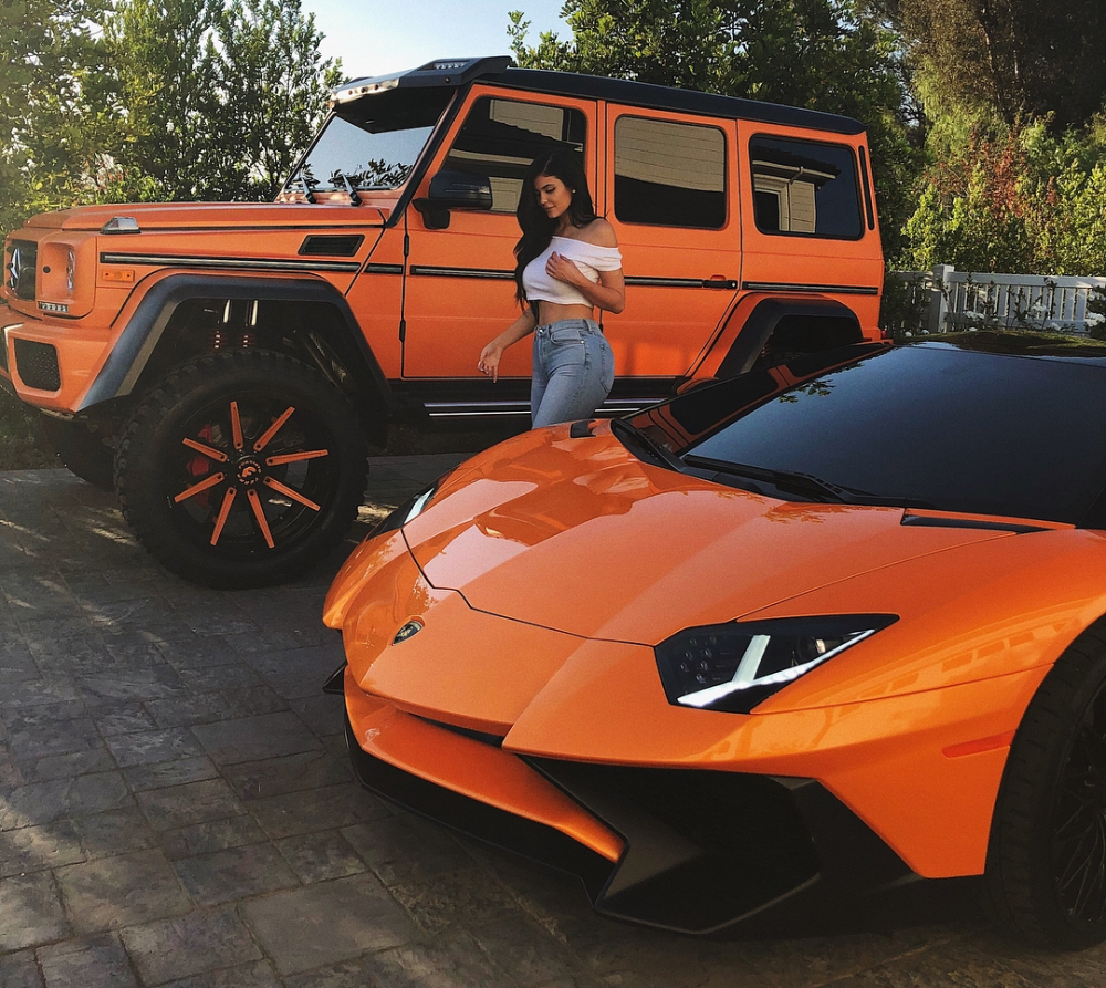 Siêu xe này của Kylie Jenner mang bộ áo màu cam rất nóng bỏng. Siêu xe này của Kylie Jenner mang bộ áo màu cam rất nóng bỏng.