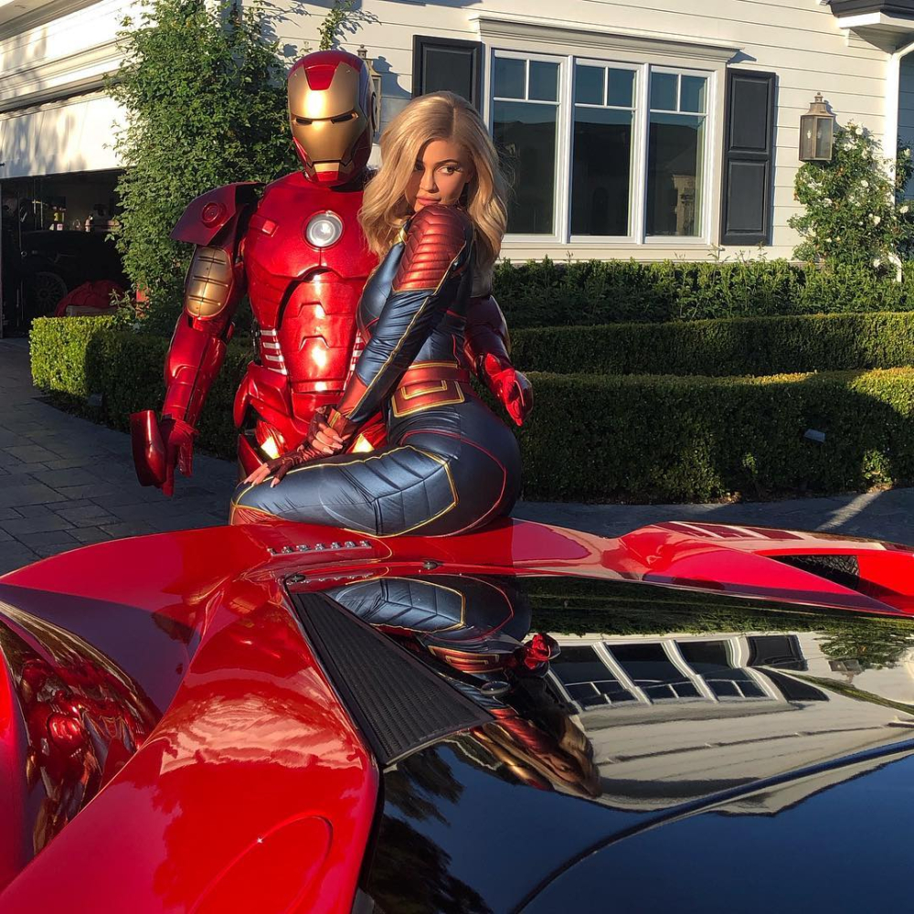 Chiếc Ferrari LaFerrari này do rapper Travis Scott, bạn trai của Kylie Jenner mua tặng cho cô. Chiếc Ferrari LaFerrari này do rapper Travis Scott, bạn trai của Kylie Jenner mua tặng cho cô.