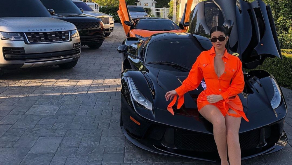 Màu sơn nguyên bản của chiếc siêu xe Ferrari LaFerrari này là đen. Màu sơn nguyên bản của chiếc siêu xe Ferrari LaFerrari này là đen.