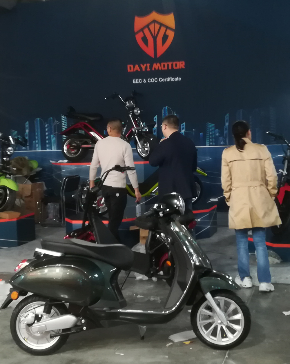 Xe điện Trung Quốc nhái kiểu dáng Vespa Primavera tại EICMA 2019.