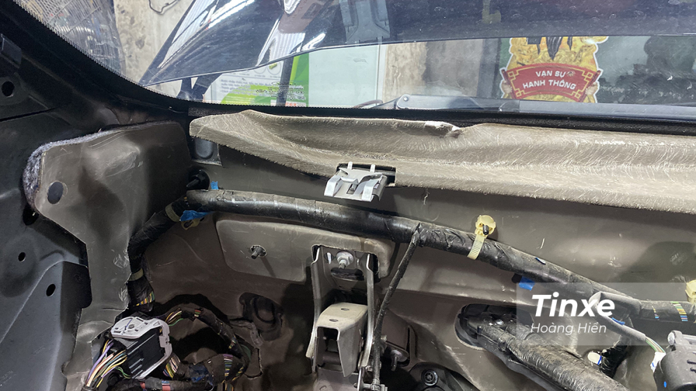 Lớp cao su non c&aacute;ch &acirc;m, c&aacute;ch nhiệt đ&atilde; bị l&atilde;o ho&aacute; dẫn đến gi&ograve;n, dễ vỡ v&agrave; c&oacute; m&ugrave;i h&ocirc;i.