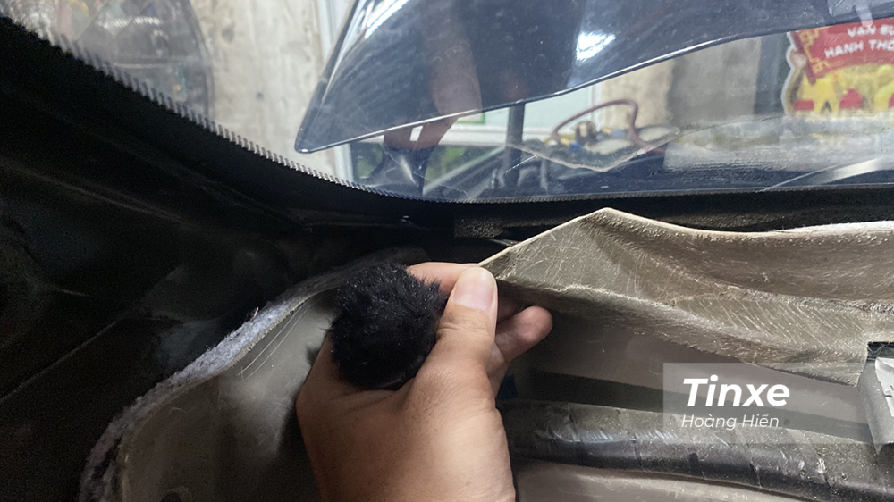 Cận cảnh tấm c&aacute;ch nhiệt, c&aacute;ch &acirc;m bị l&atilde;o ho&aacute; tr&ecirc;n Ford Ranger cũ.