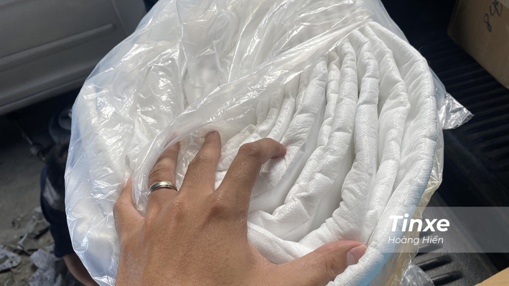 Bổ sung th&ecirc;m một lớp b&ocirc;ng thuỷ t&iacute;ch ti&ecirc;u &acirc;m để c&aacute;ch &acirc;m.