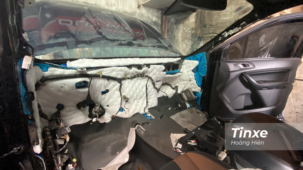 Thợ kỹ thuật sẽ cần 3-4 tiếng để ho&agrave;n thiện việc khắc phục m&ugrave;i h&ocirc;i trong khoang l&aacute;i Ford Ranger cũ.