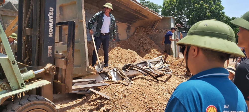 Chiếc xe &ocirc; t&ocirc; con nằm bẹp r&uacute;m dưới th&ugrave;ng xe chở đất