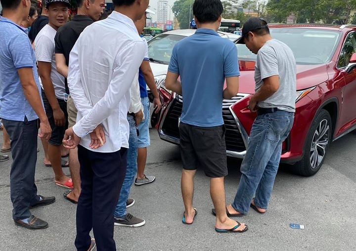 Người dân hiếu kỳ tập trung xem vụ va quẹt giao thông