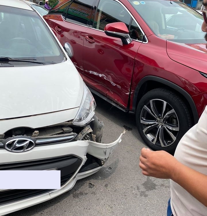 Thiệt hại của hai chiếc xe là khá nghiêm trọng, riêng chi phí sửa chữa xe Lexus RX ước tính hơn 100 triệu đồng