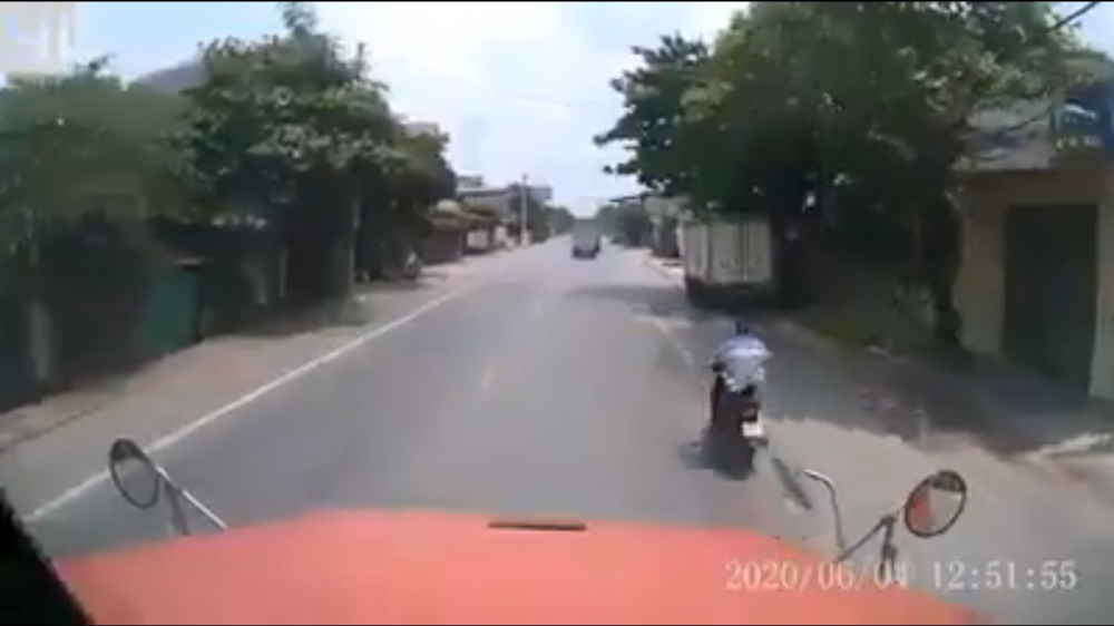 Thanh niên chạy xe máy với tốc độ cao