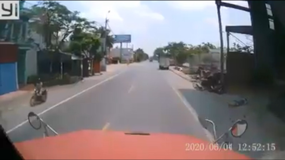 Sau đó tông vào đuôi xe tải phía trước và nằm bất tỉnh ngay trước một nhà dân