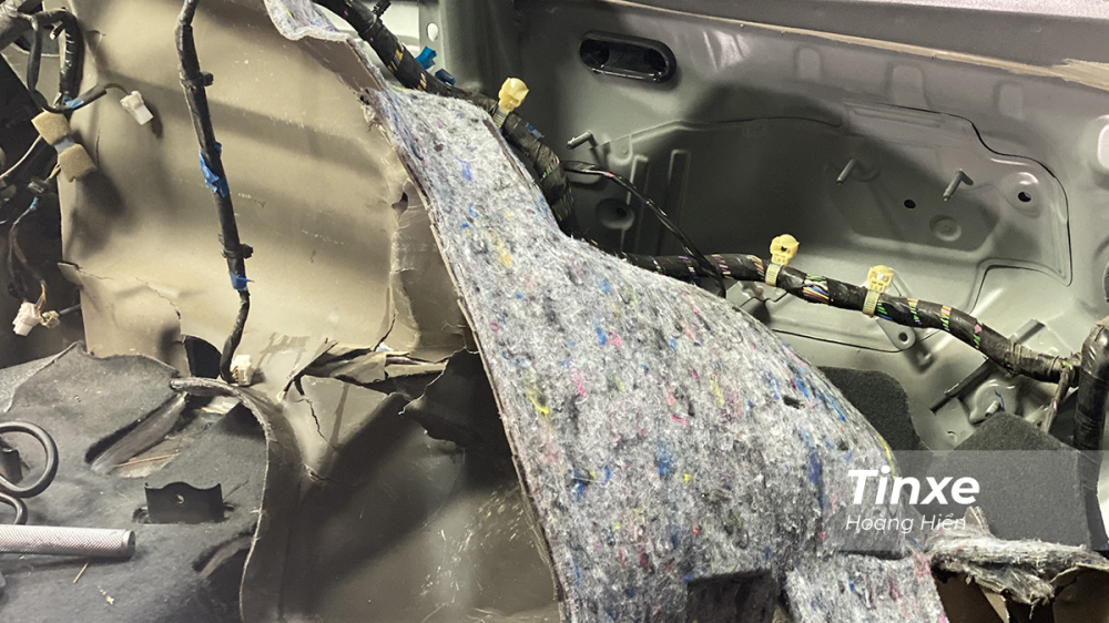 Tấm c&aacute;ch nhiệt c&aacute;ch &acirc;m tr&ecirc;n Ford Ranger bị l&atilde;o ho&aacute; sau khoảng 2-3 năm khiến kkhoang l&aacute;i c&oacute; m&ugrave;i h&ocirc;i.