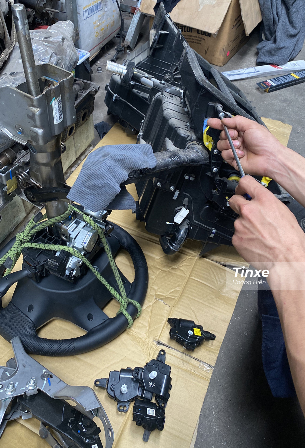 Motor điều khiển cửa gi&oacute; điều ho&agrave; bị lỗi khiến cho người l&aacute;i xe nghe thấy tiếng c&agrave;o trong xe như tiếng chuột.