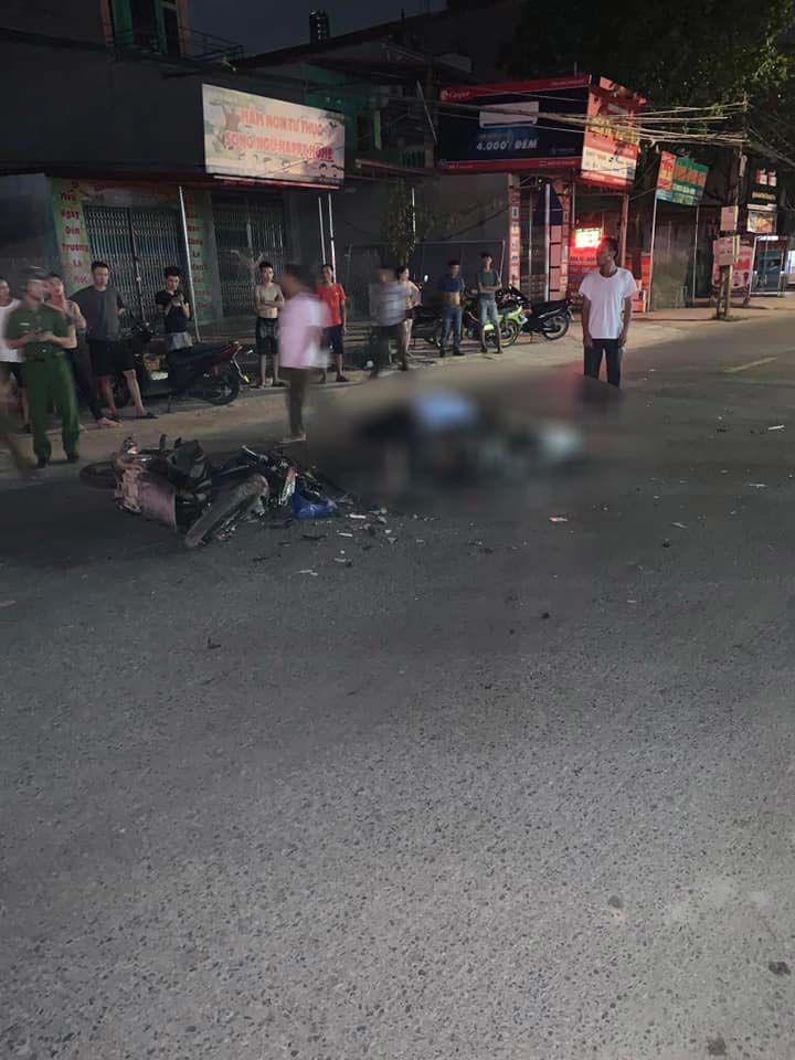 Thi thể của 2 nạn nh&acirc;n đ&egrave; chồng l&ecirc;n nhau