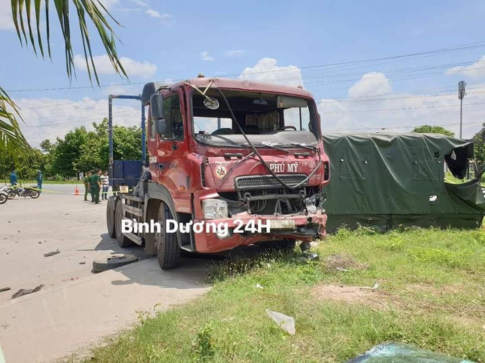 Chiếc xe container bị hư hỏng nặng phần đầu xe