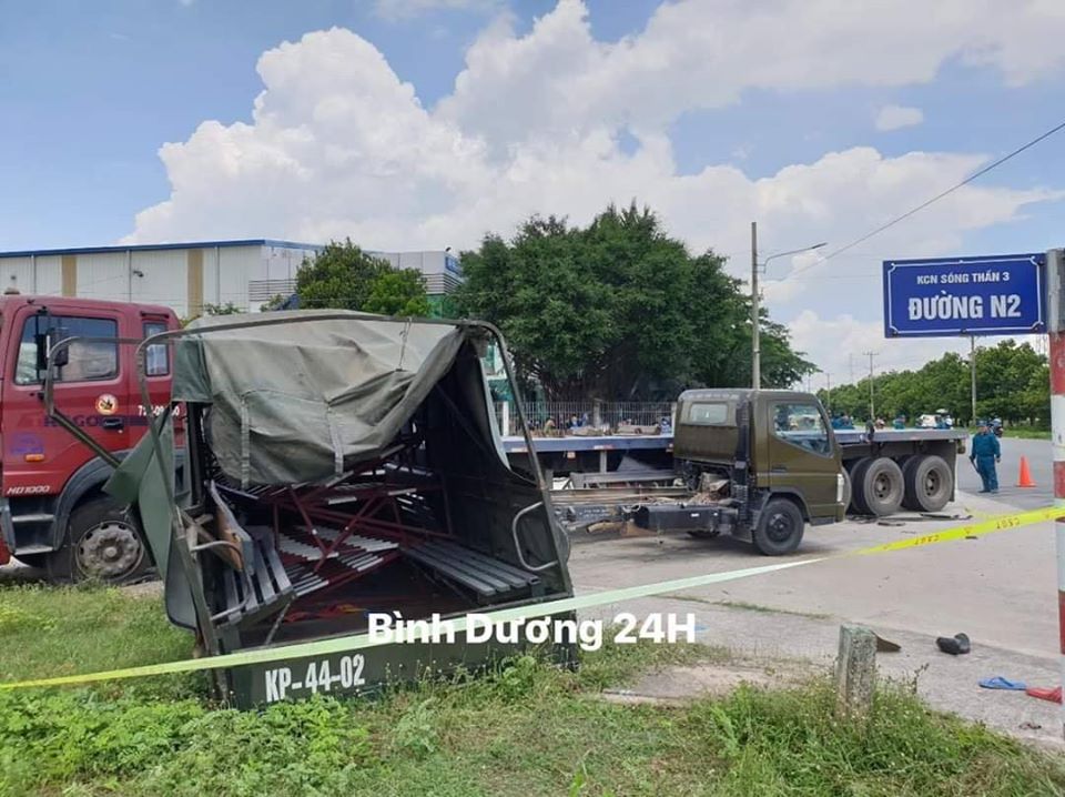 Th&ugrave;ng sau của chiếc xe tải qu&acirc;n sự văng ra khỏi khung