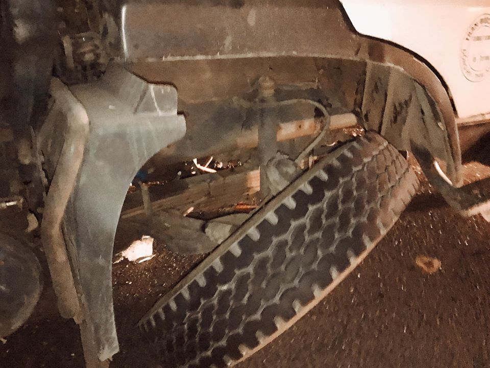 Một bánh xe tải cẩu gãy trục