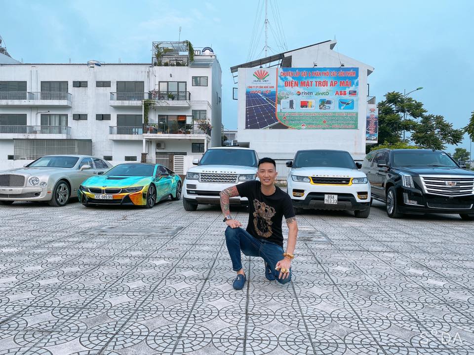 Chiếc BMW i8 từng xuất hiện trong tấm ảnh hậu trường nhưng không có mặt trong MV ca nhạc của Huấn hoa hồng