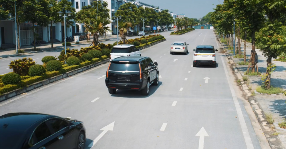 Dẫn đầu đoàn là Bentley Mulsanne và phía sau là 2 chiếc Range Rover màu trắng cùng một chiếc Cadillac Escalade màu đen