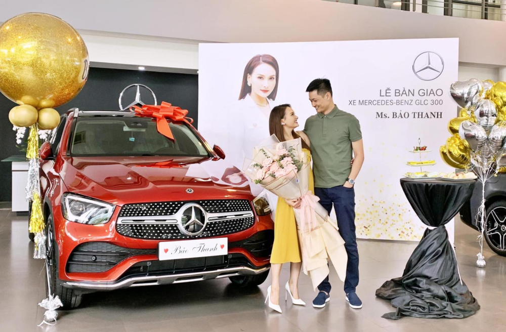 Nữ diễn viên Bảo Thanh cùng chồng trong buổi lễ bàn giao Mercedes-Benz GLC 300 AMG ngày 6/6/2020