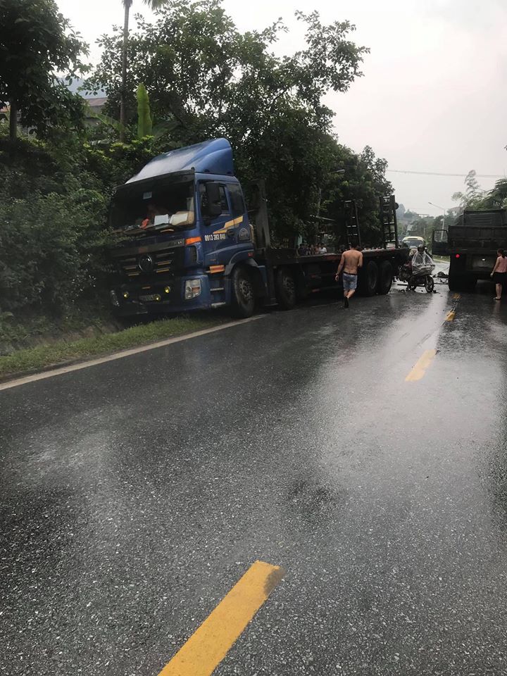 Chiếc xe đầu k&eacute;o n&agrave;y nằm tr&ecirc;n r&atilde;nh nước b&ecirc;n đường