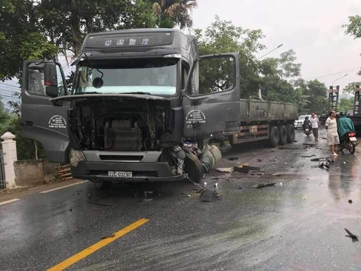 Cả hai chiếc xe đầu k&eacute;o đều bị hư hỏng nặng