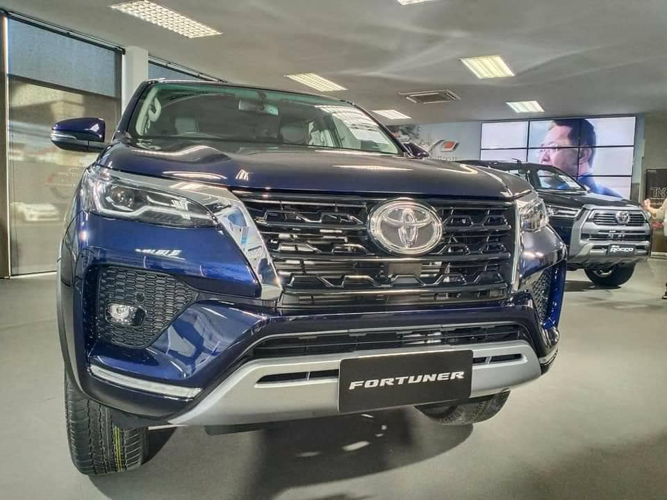 Toyota Fortuner 2020 bản thường có lưới tản nhiệt mới