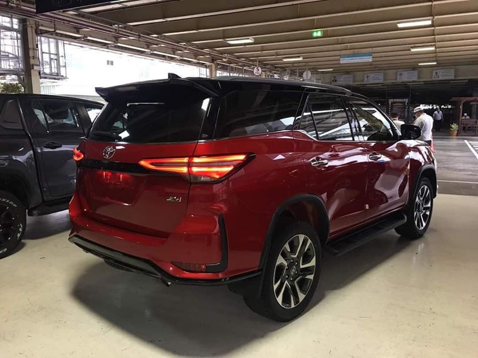 Cửa cốp mở đá chân cũng là một điểm nhấn của Toyota Fortuner 2020