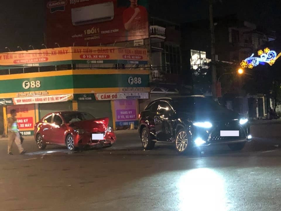 Hiện trường vụ tai nạn giao th&ocirc;ng giữa xe Lexus RX với Mazda tại Th&aacute;i Nguy&ecirc;n v&agrave;o tối qua