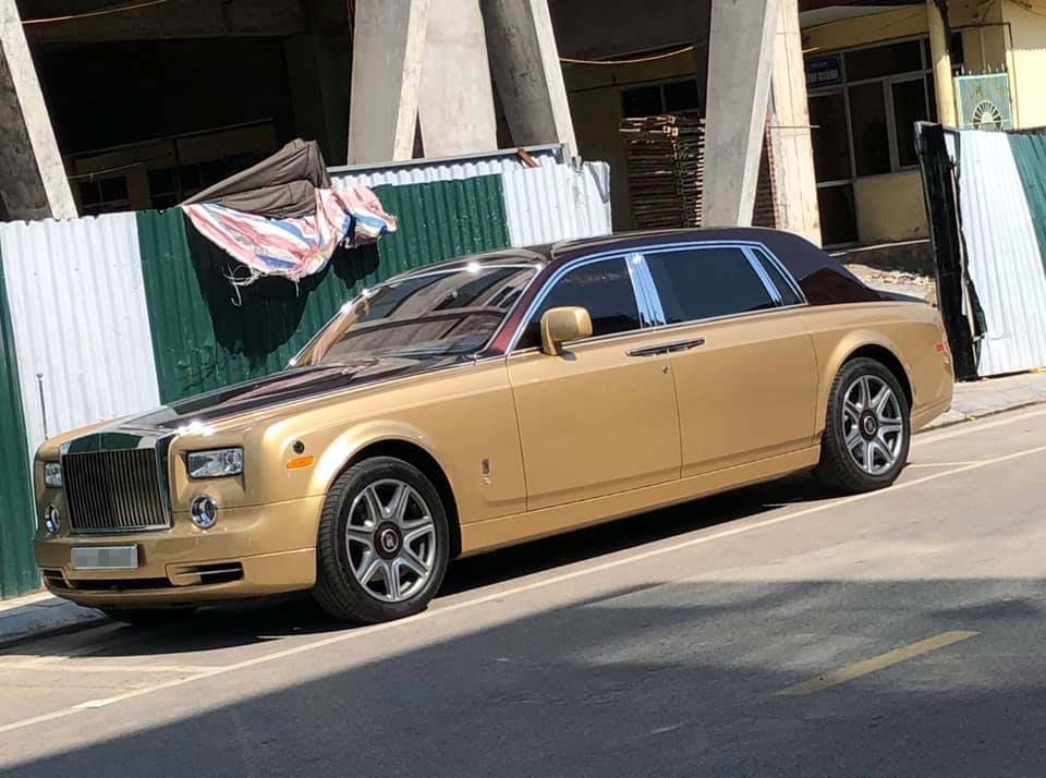 Chiếc xe cháy được cho là chiếc Rolls-Royce Phantom màu vàng cát phối đỏ mận độc nhất Việt Nam Chiếc xe cháy được cho là chiếc Rolls-Royce Phantom màu vàng cát phối đỏ mận độc nhất Việt Nam