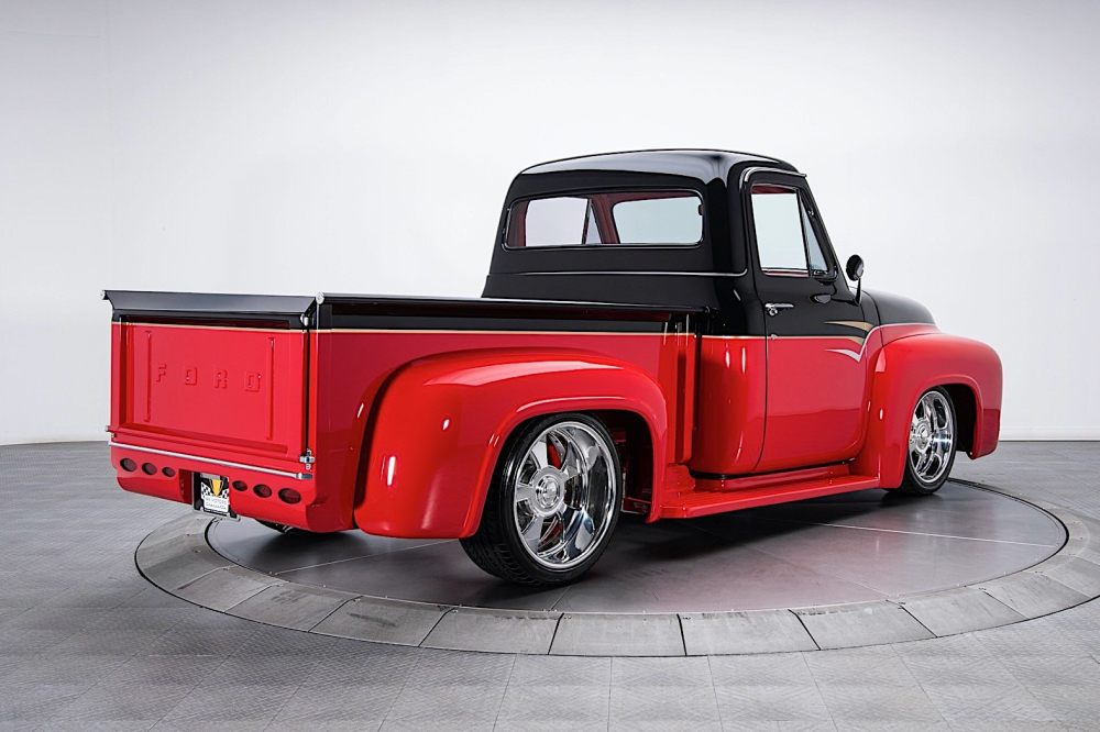 Ph&iacute;a sau của chiếc Ford F-100 1955 độ