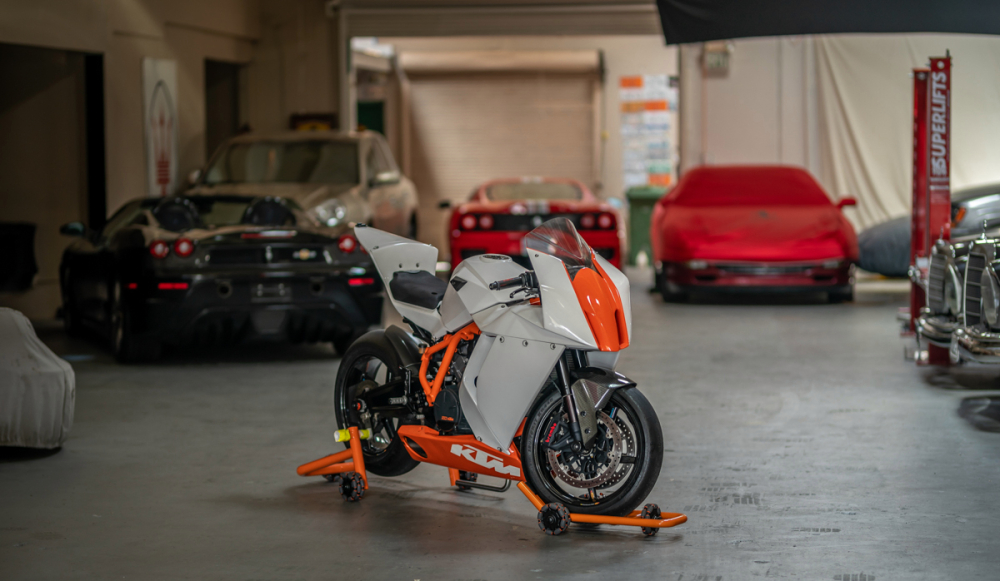 Phiên bản trường đua của KTM RC8 R không có đèn còi xi-nhan Phiên bản trường đua của KTM RC8 R không có đèn còi xi-nhan