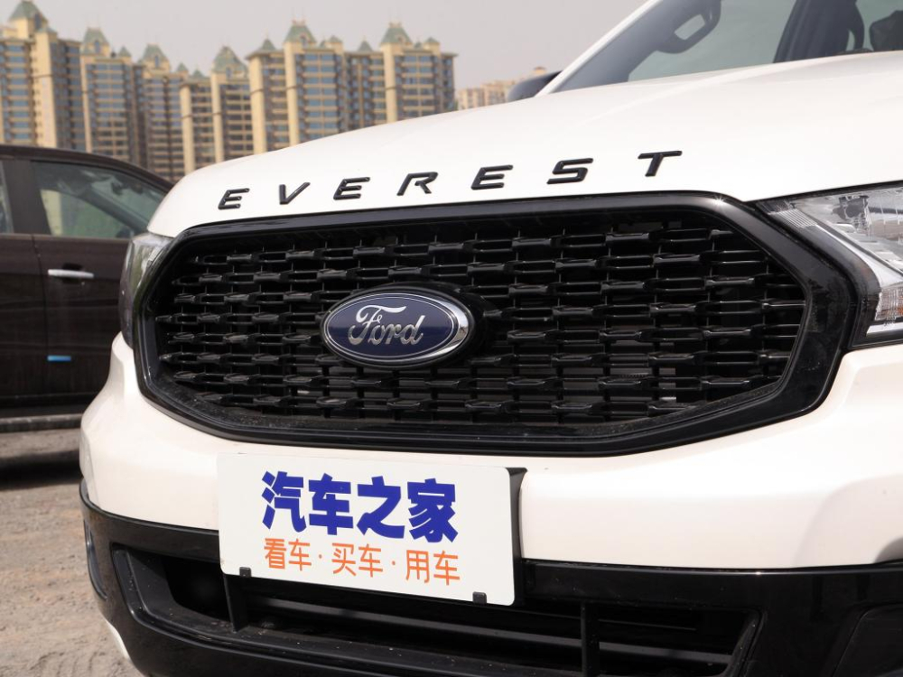 Cận cảnh lưới tản nhiệt màu tối của Ford Everest 2.3T EcoBoost 2020 