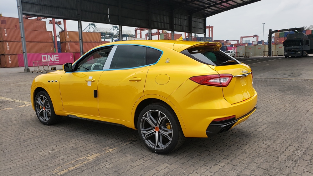 Maserati Levante Trofeo nhìn từ ngang đuôi xe