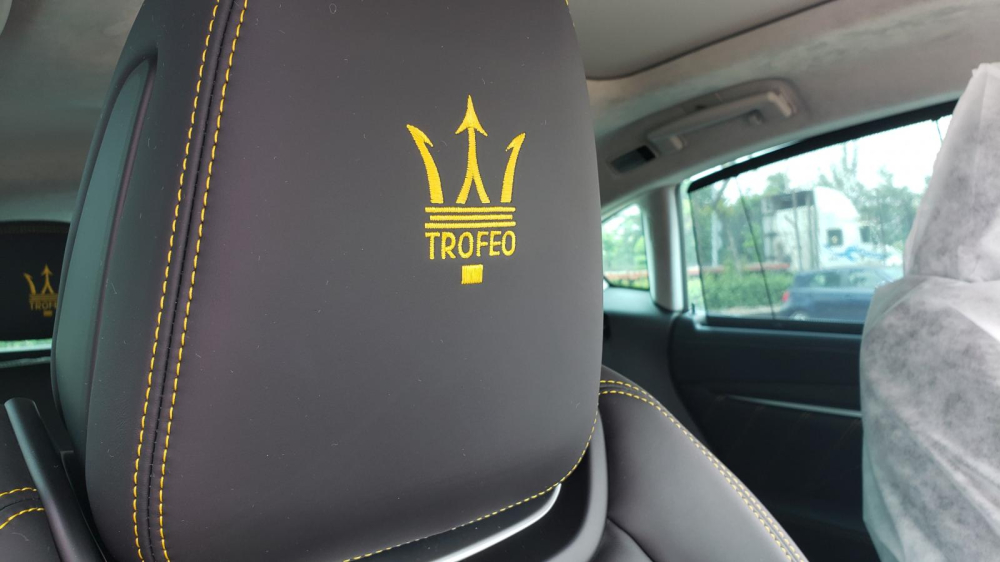 Logo Trofeo trên tựa đầu ghế ngồi