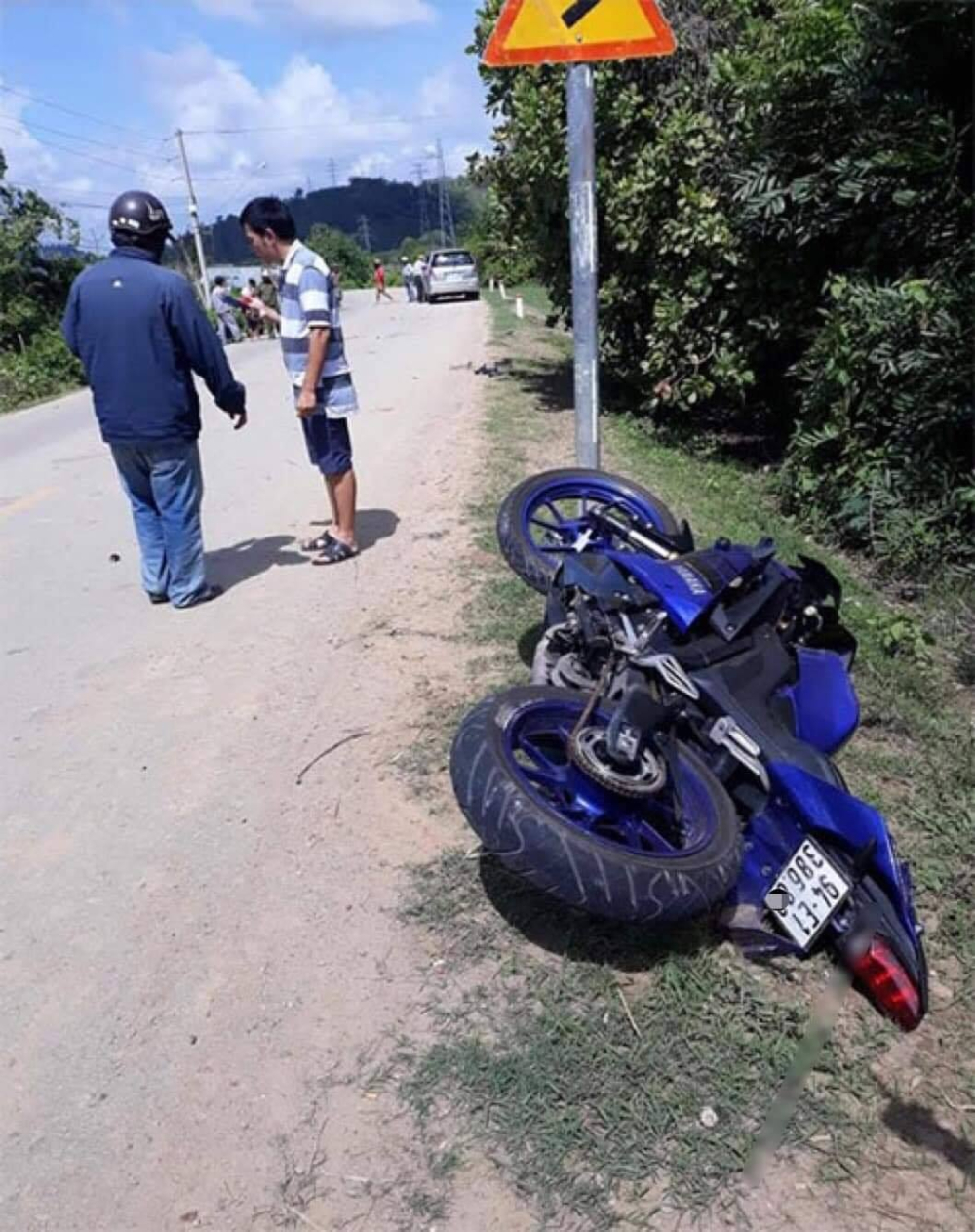 Hiện trường vụ tai nạn c&ugrave;ng chiếc xe m&ocirc; t&ocirc; Yamaha R15 tại B&igrave;nh Thuận