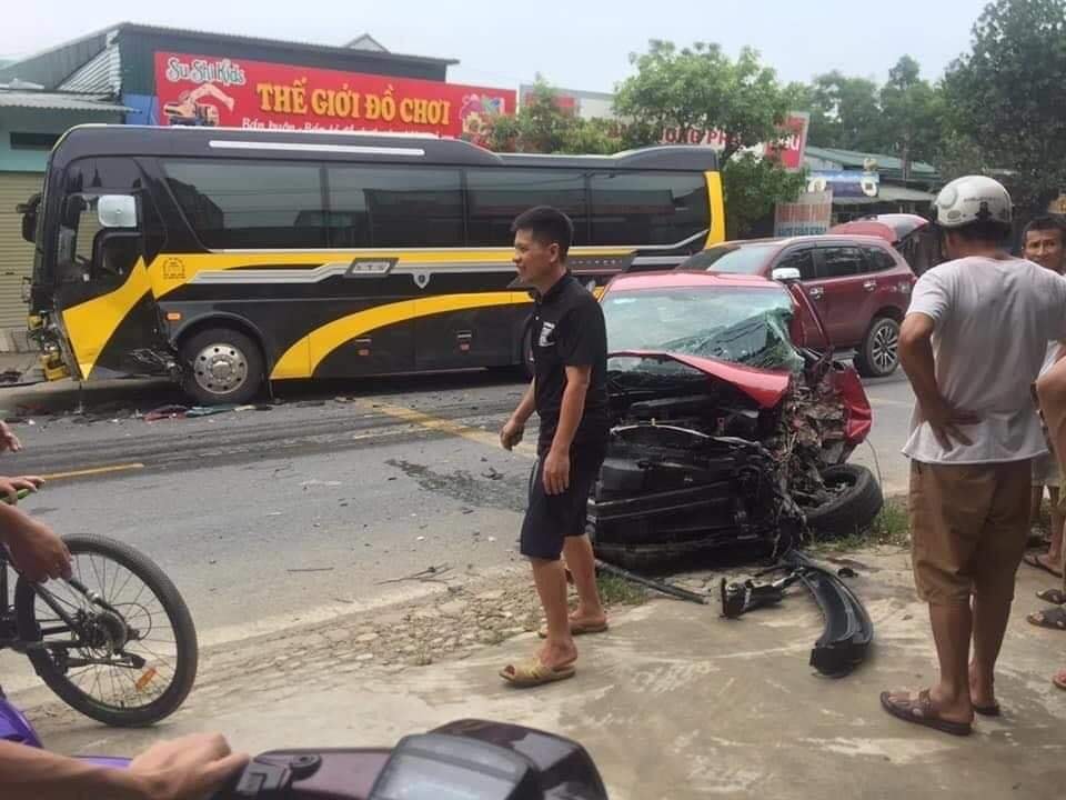 Hiện trường vụ tai nạn giữa chiếc Kia Morning v&agrave; &ocirc; t&ocirc; kh&aacute;ch