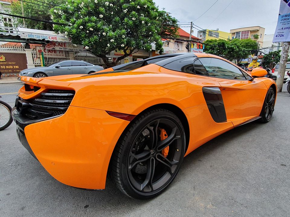 Chiếc McLaren 650S Spider mới xuất hiện tại Cần Thơ được vận chuyển bằng xe chuy&ecirc;n dụng để đi qu&atilde;ng đường từ S&agrave;i th&agrave;nh xuống đ&acirc;y. Sau đ&oacute;, si&ecirc;u xe mui trần n&agrave;y được chủ nh&acirc;n l&aacute;i xe dạo quanh c&aacute;c tuyến phố Cần Thơ.
