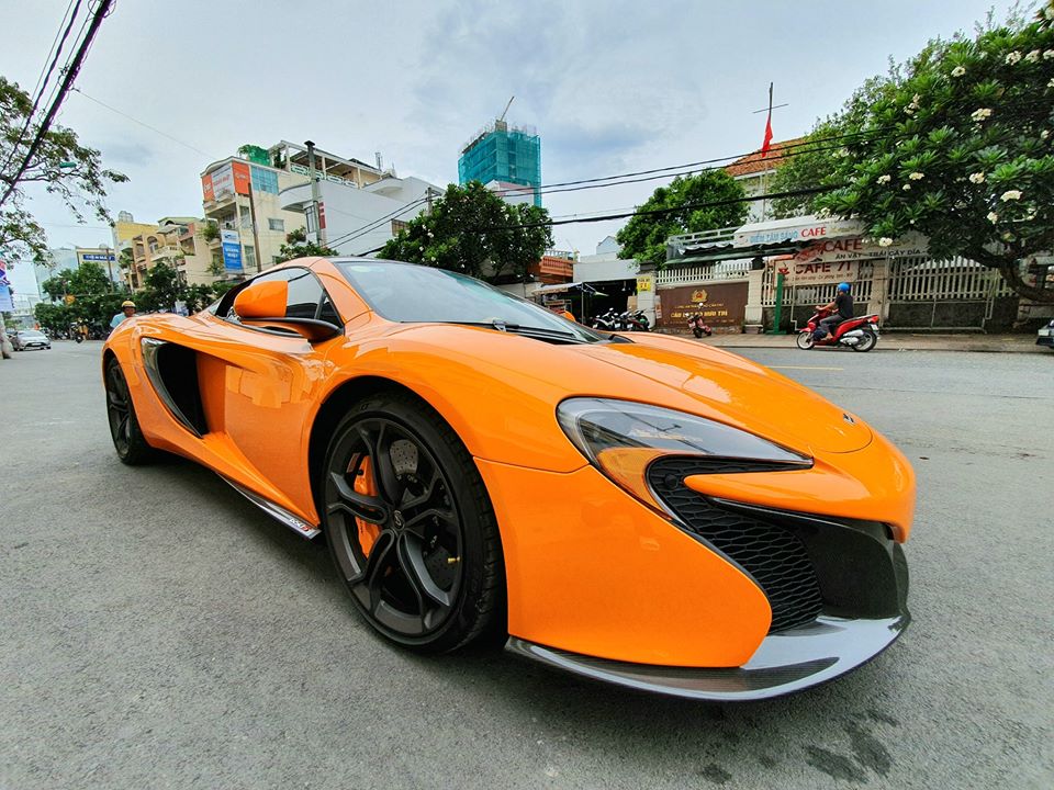 So với 2 chiếc si&ecirc;u xe mui trần McLaren 650S Spider m&agrave;u cam c&ograve;n lại đ&atilde; được độ body kit của Liberty Walk, chiếc xe n&agrave;y vẫn giữ ngoại h&igrave;nh zin