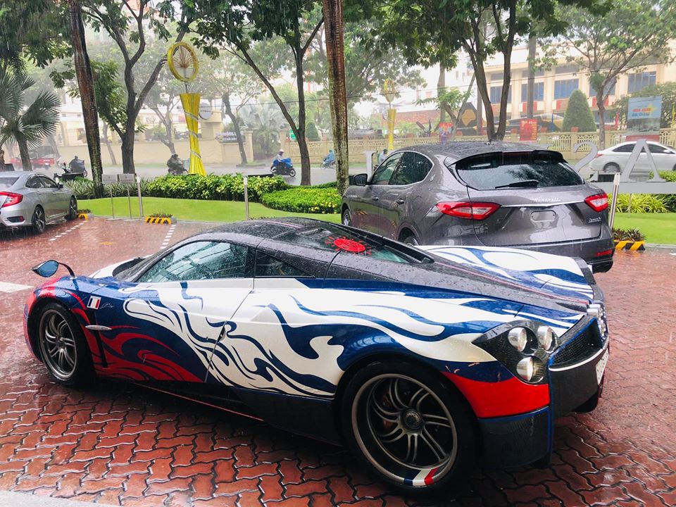 Pagani Huayra của Minh Nhựa có mặt tại đại lý Maserati Việt Nam vào trưa nay. Đi cùng còn có chiếc Mercedes-AMG G63 Edition One