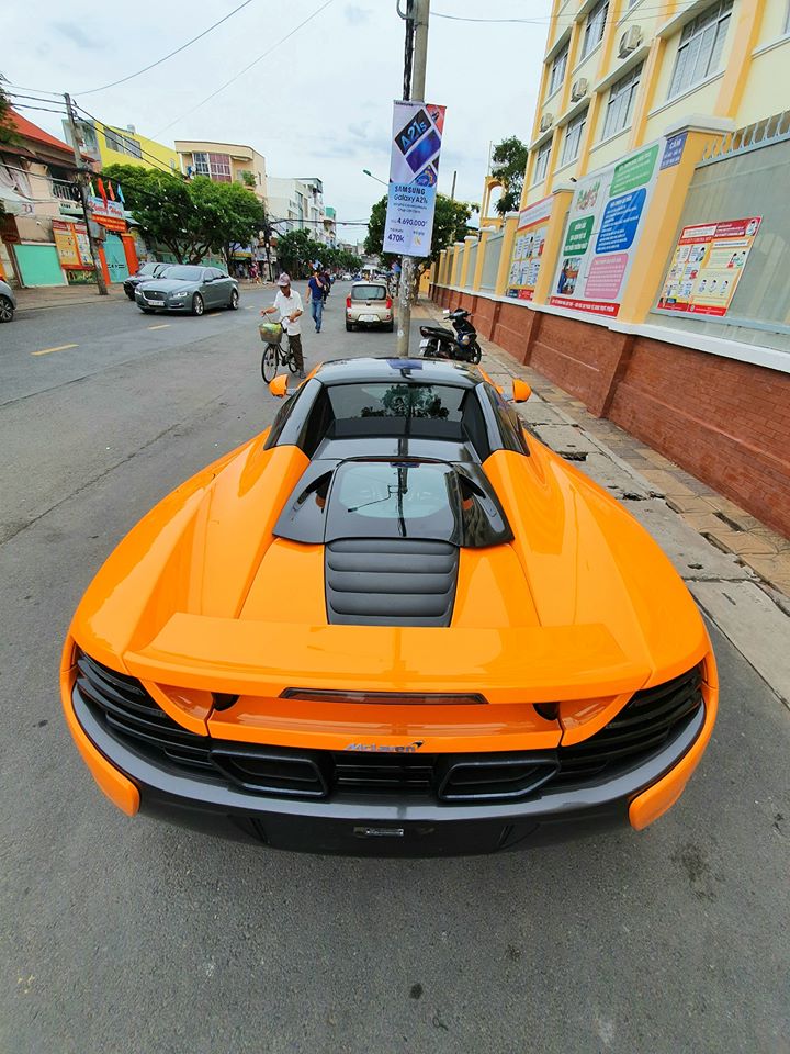 Si&ecirc;u xe McLaren 650S Spider được trang bị động cơ V8, tăng &aacute;p k&eacute;p, dung t&iacute;ch 3,8 l&iacute;t, sản sinh c&ocirc;ng suất tối đa 641 m&atilde; lực v&agrave; m&ocirc;-men xoắn cực đại 680 Nm.