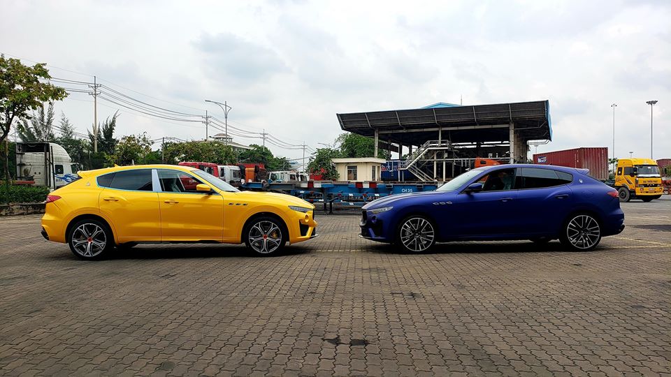 Maserati Levante Trofeo màu vàng của Minh Nhựa và đỗ đối đầu là Maserati Levante Trofeo Launch Edition