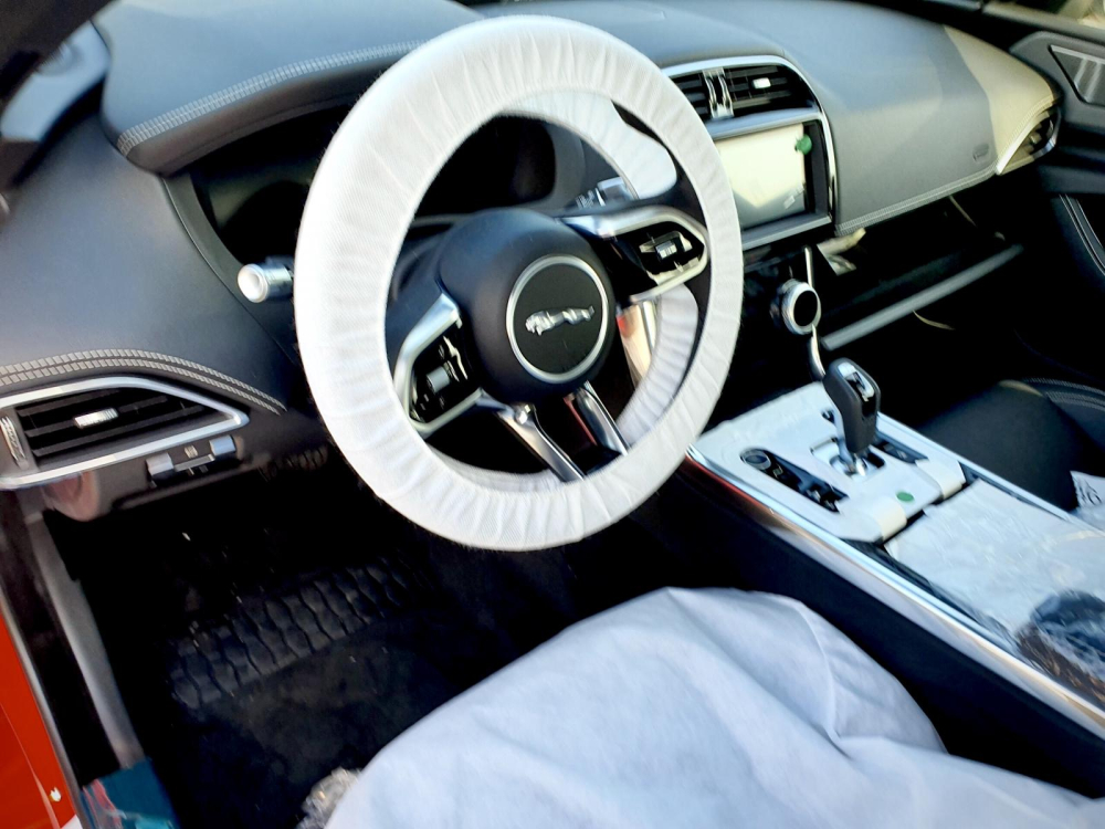 Nội thất mang hơi hướng thể thao v&agrave; sang trọng của Jaguar XE 2020.