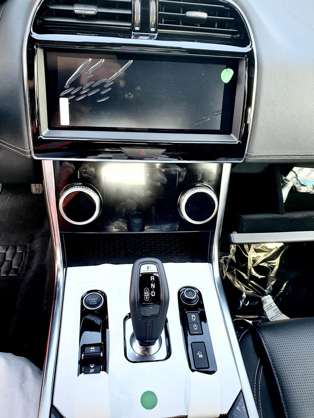M&agrave;n h&igrave;nh trung t&acirc;m Touch Pro Duo c&ugrave;ng cần số điện tử của Jaguar XE 2020.
