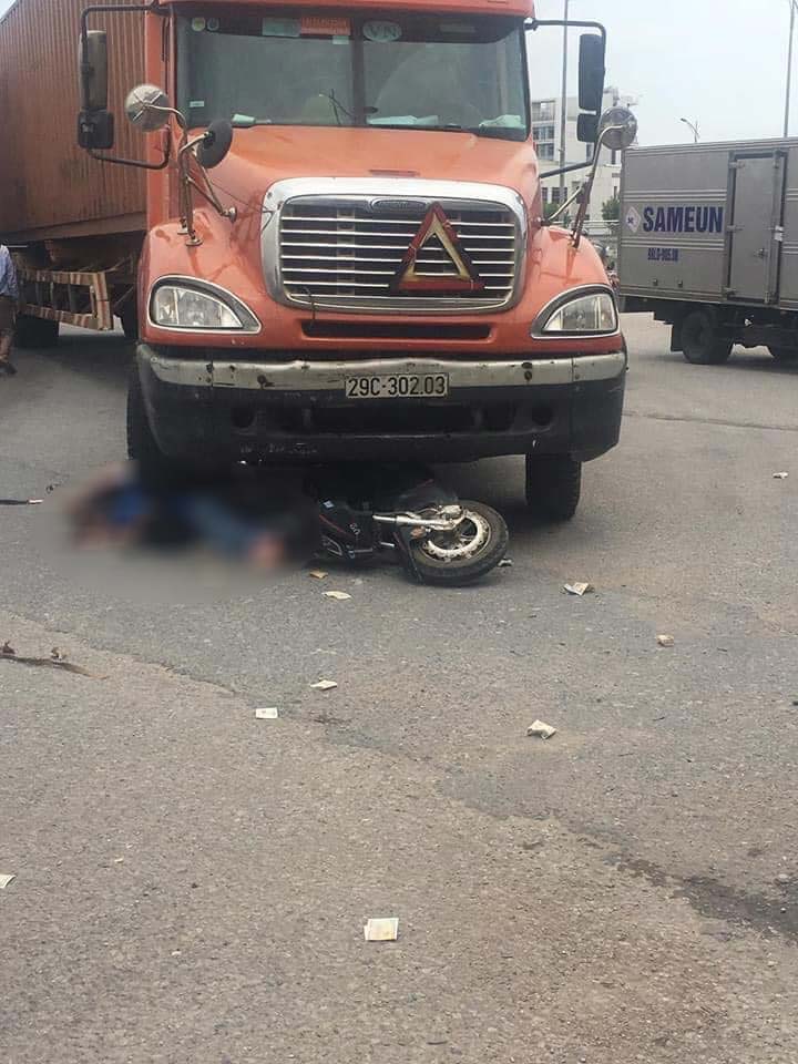 Chiếc xe máy điện chở 2 nữ sinh nằm dưới gầm xe container Chiếc xe máy điện chở 2 nữ sinh nằm dưới gầm xe container