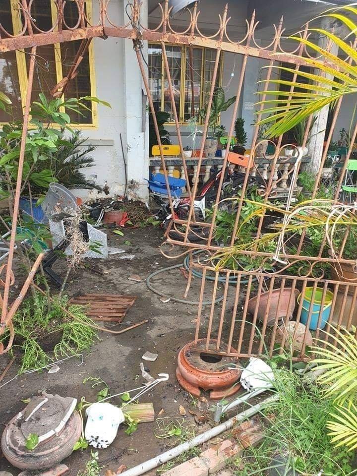Hàng rào bằng sắt của nhà dân bị xé toạc sau vụ tai nạn