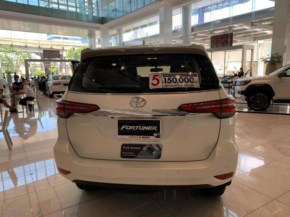 Toyota Fortuner 2.4 V 2020 kh&ocirc;ng c&oacute; cửa cốp mở đ&aacute; ch&acirc;n
