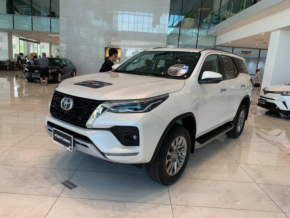 Toyota Fortuner 2.4 V 2020 c&oacute; đ&egrave;n sương m&ugrave; LED đằng trước
