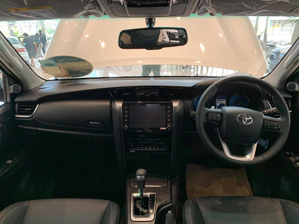 Nội thất m&agrave;u đen b&ecirc;n trong Toyota Fortuner 2.4 V 2020