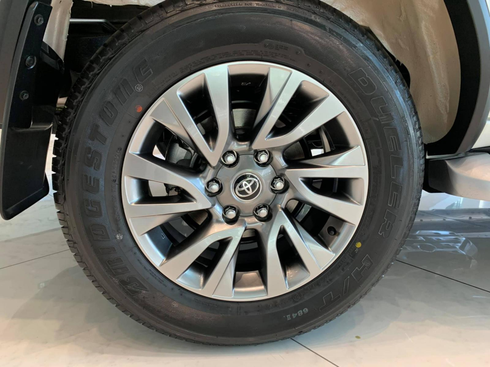 Bộ v&agrave;nh hợp kim 18 inch mới của Toyota Fortuner 2.4 V 2020